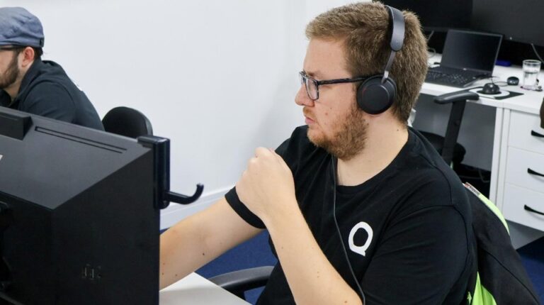 Qlic IT Support Engineer on a call